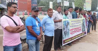 চট্টগ্রামের এখন টেলিভিশনের সাংবাদিকের ওপর সন্ত্রাসী হামলার প্রতিবাদে নওগাঁ মানববন্ধন